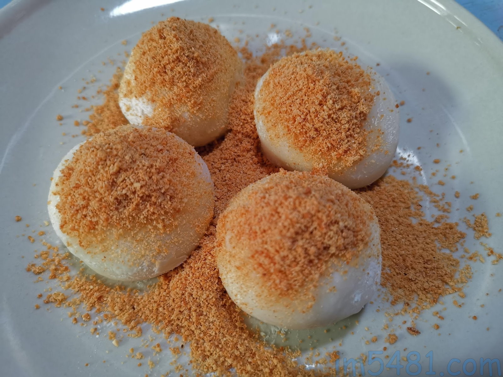 退好冰的杜老爺麻糬冰淇淋撒上花生糖粉