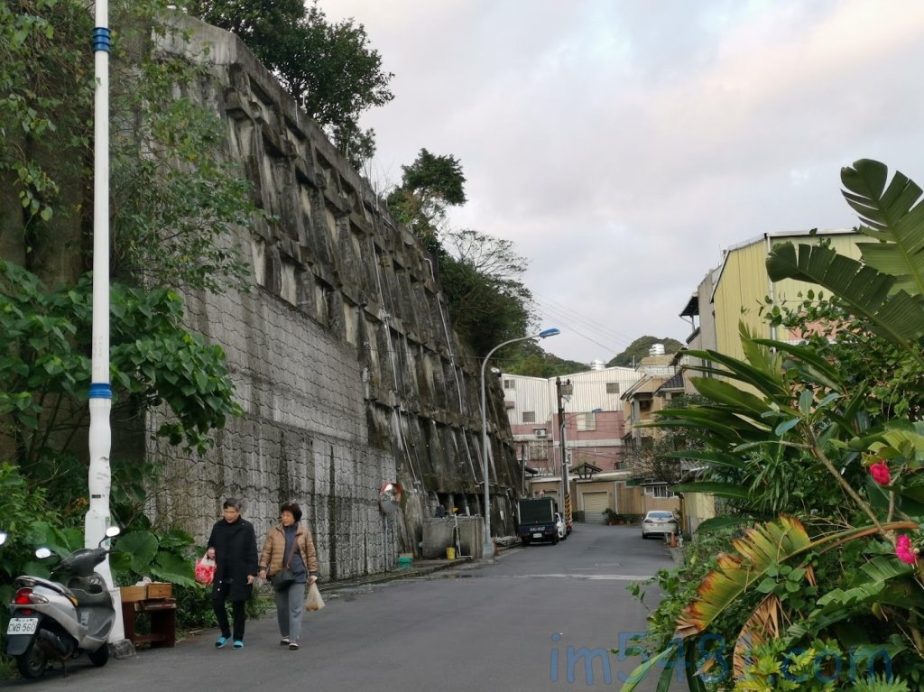 基隆市教忠街115巷的擋土牆與地錨