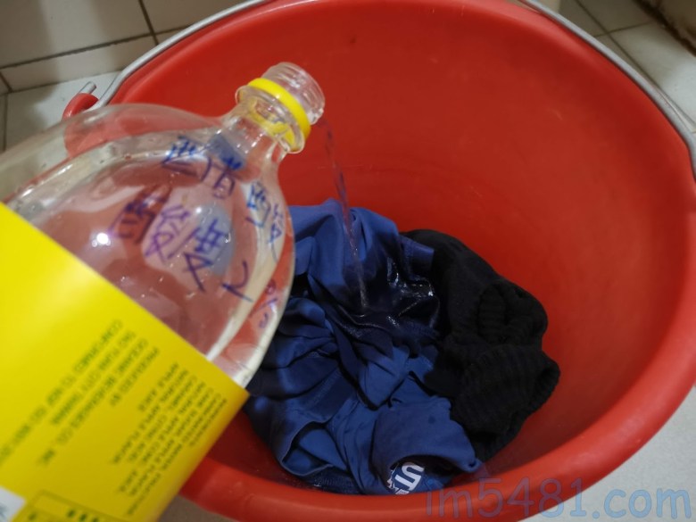 用2%酸度醋酸水溶液浸泡衣物