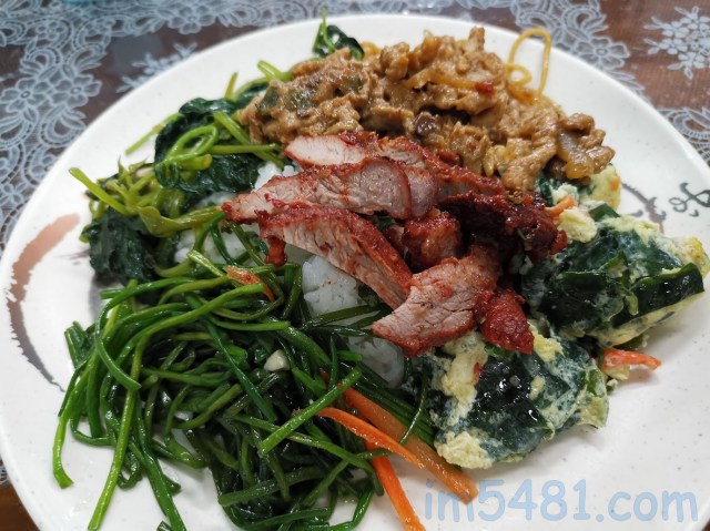 DINI媽媽麵的京醬肉絲跟紅燒肉綜合飯，其紅燒肉用的是紅糟。中間外面有層紅糟醬的就是店家所說的紅燒肉。