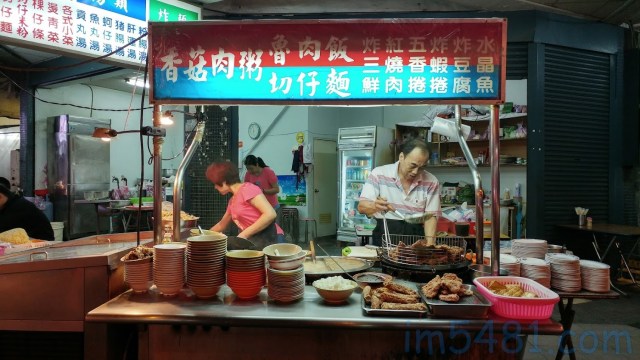 台北的鹹粥香菇肉粥店，店家都會把台式炸肉或炸紅糟肉標示為『紅燒肉』做販賣