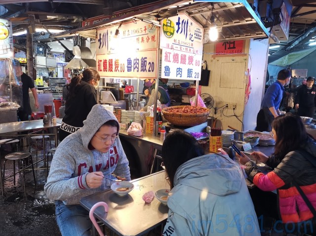 基隆紅燒鰻羹用的是炸紅糟鰻魚，但品名為 紅燒鰻羹。