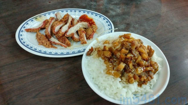 香菇肉粥賣的滷肉飯跟紅燒肉，其明顯有一層薄薄的紅麴或紅糟染色，而該店的菜單則標示為【紅燒肉】