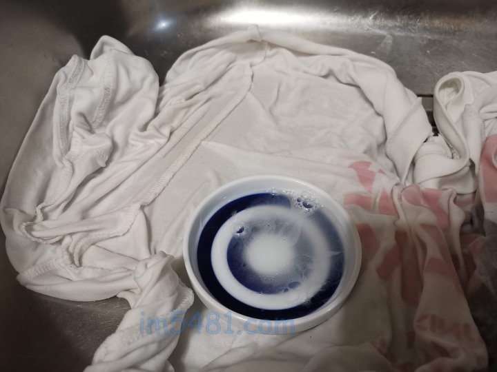 衣物浸濕，並將5~6%濃度氯系漂白水跟洗碗精 1:1 混和