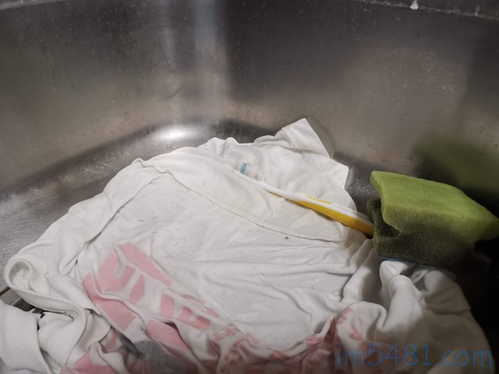 用氯系漂白水跟洗碗精混和的漂白清潔劑，用牙刷沾後刷洗過，然後放置約半小時
