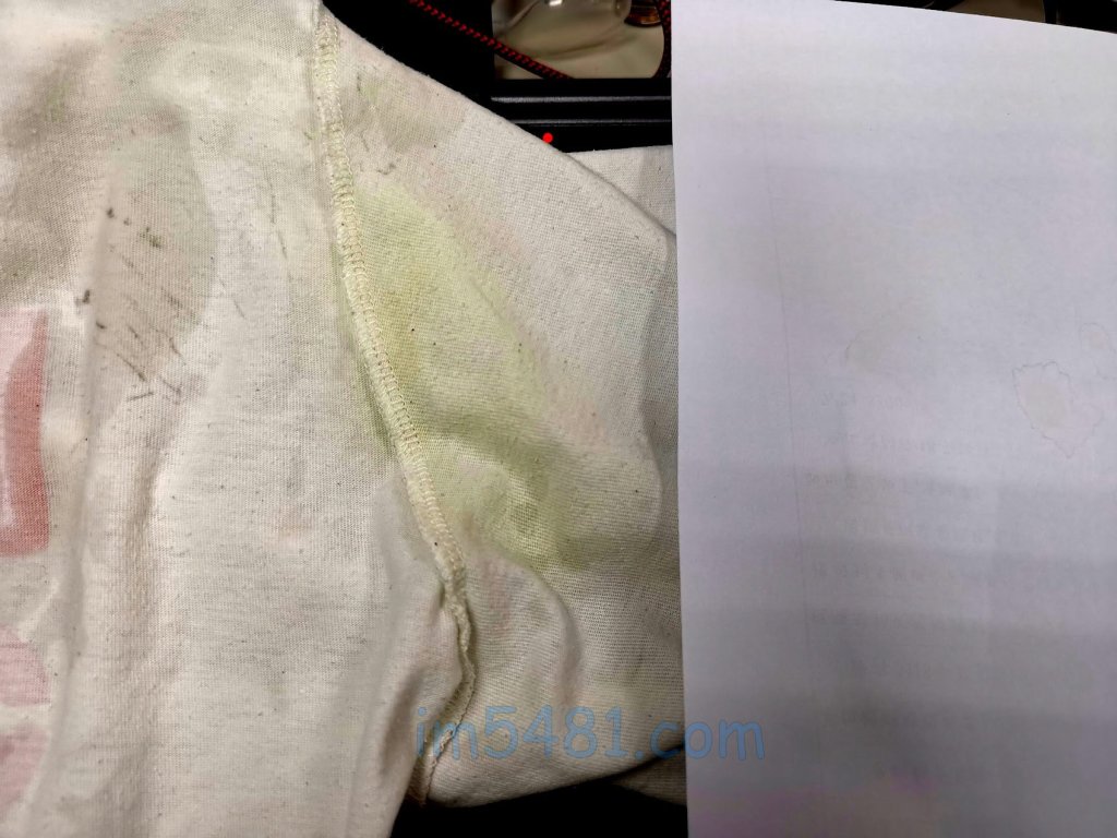 腋下部位的黃色汗漬: 用白紙作白平衡是方便比較黃色污漬處的顏色差異