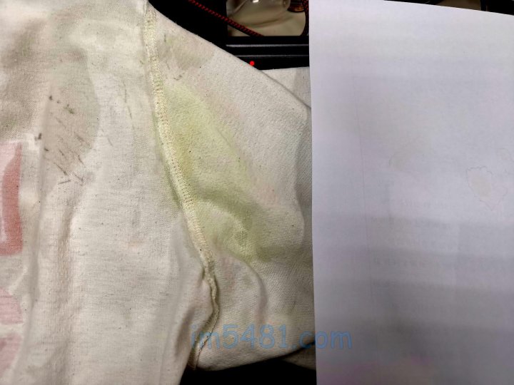 腋下部位的黃色汗漬: 用白紙作白平衡是方便比較黃色污漬處的顏色差異