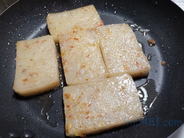 油煎蘿蔔糕-在乾煎的過程中，很考驗食用油品本身的穩定性。