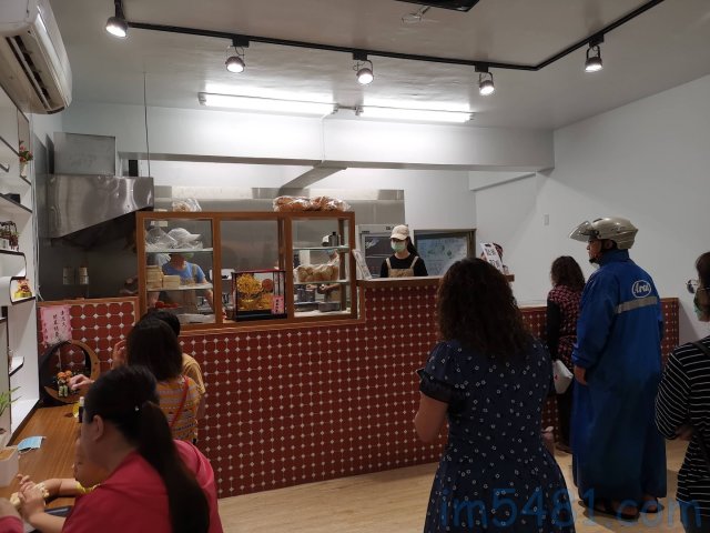 等個基隆碳烤三明治卻全身油臭味