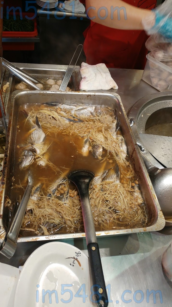 三重店小二的鹹水吳郭魚是一次大量的鹹水吳郭魚去熬煮的