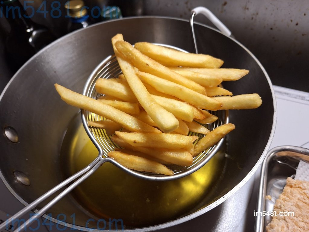 油炸好的薯條
