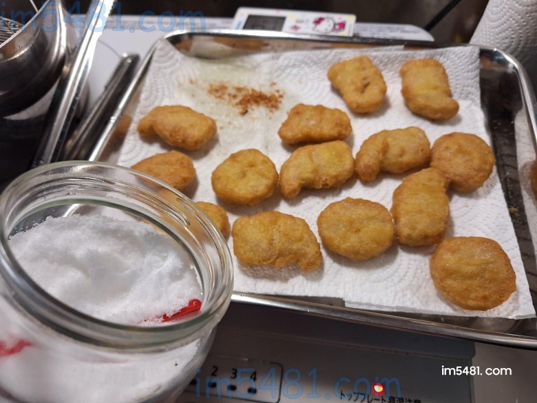 炸好的麥克雞塊，正準備撒鹽調味