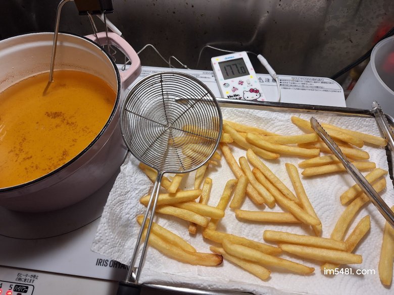 薯條油炸好準備用鹽調味