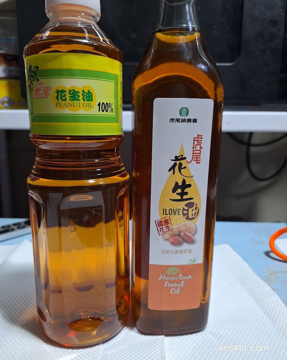 虎尾農會花生油-右邊為虎尾農會 虎尾花生油560ml X1瓶(玻璃瓶裝) 跟 左邊為虎尾農會 花生油650mlX1罐(塑膠瓶裝)