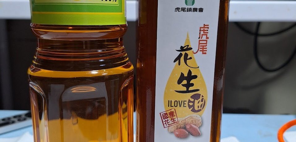 虎尾農會花生油-右邊為虎尾農會 虎尾花生油560ml X1瓶(玻璃瓶裝) 跟 左邊為虎尾農會 花生油650mlX1罐(塑膠瓶裝)