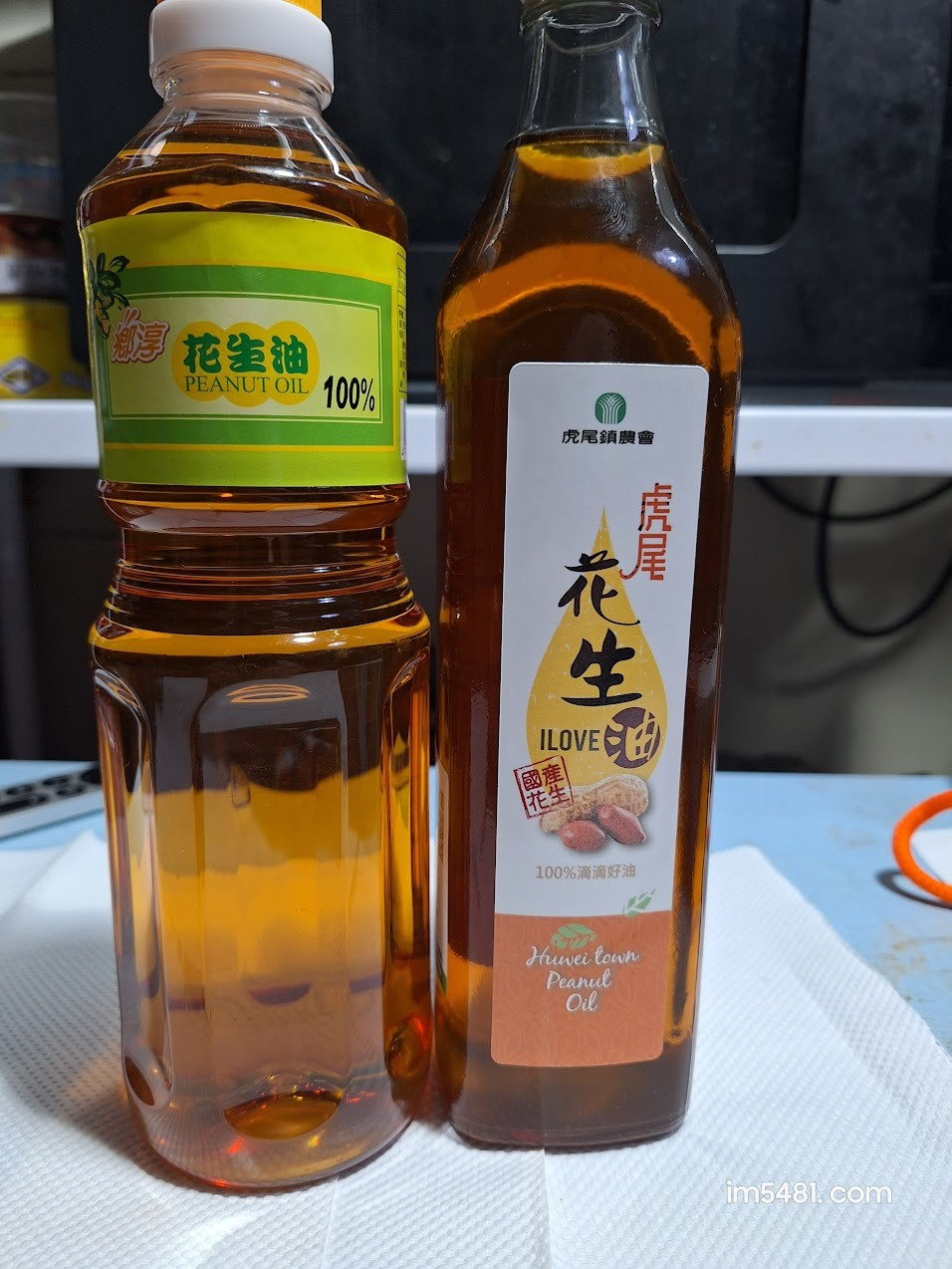 虎尾農會花生油-右邊為虎尾農會 虎尾花生油560ml X1瓶(玻璃瓶裝) 跟 左邊為虎尾農會 花生油650mlX1罐(塑膠瓶裝)