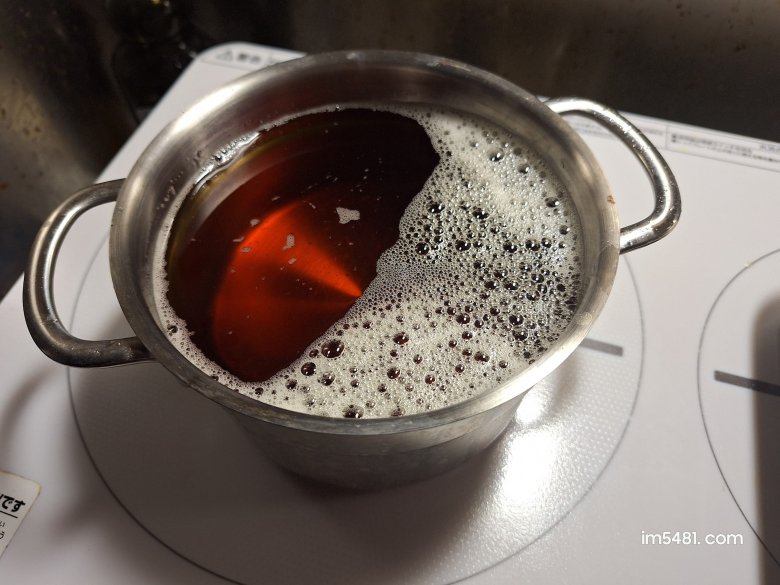 虎尾農會花生油在2月2日下午5:20 開始靜置存放，可以觀察到有大量泡沫未消