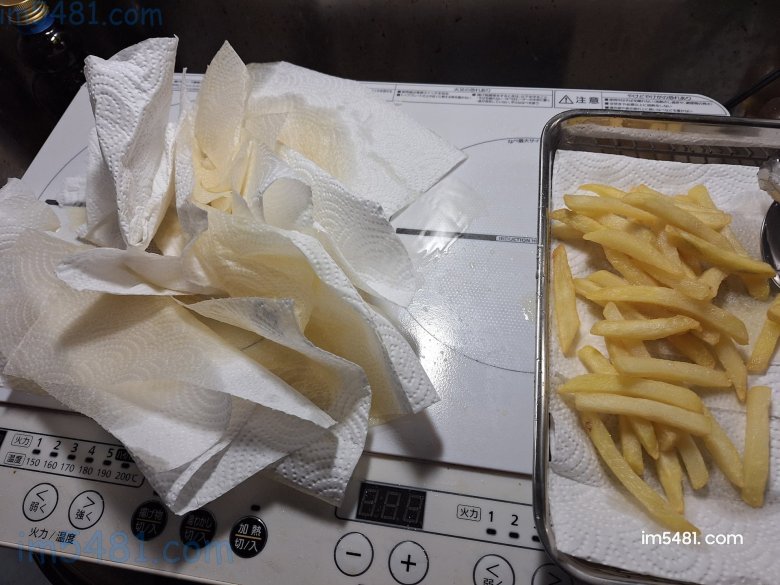 虎尾農會花生油起大量泡沫後IH爐桌面收拾，慶幸我用的是IH爐，我能用大量的廚房紙巾去吸附大量溢出的花生油