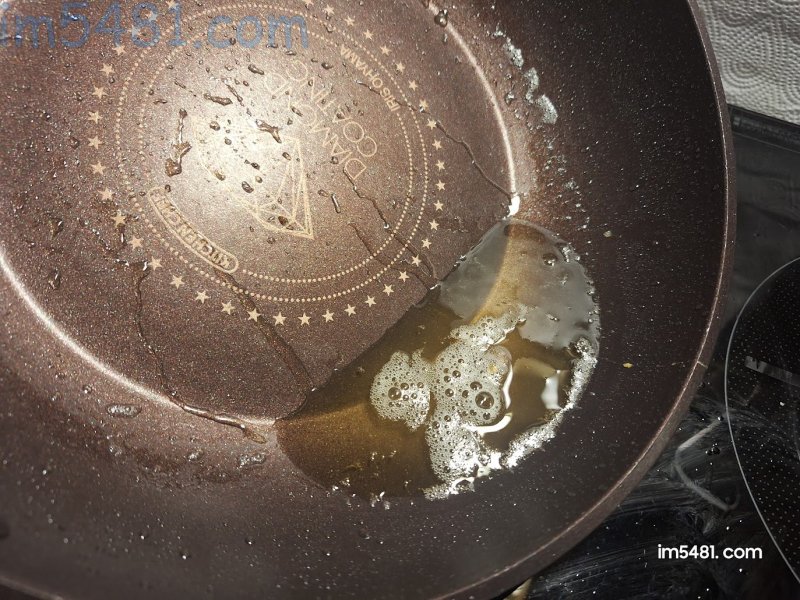 僅僅用葵花油煎8顆蛋就有不易消泡泡沫