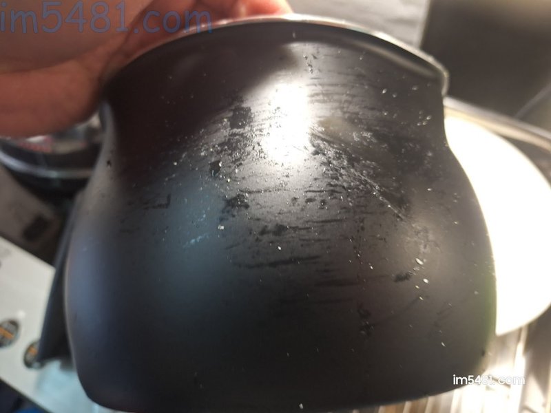 用葵花油油炸過鍋子沾了發黏的油滴